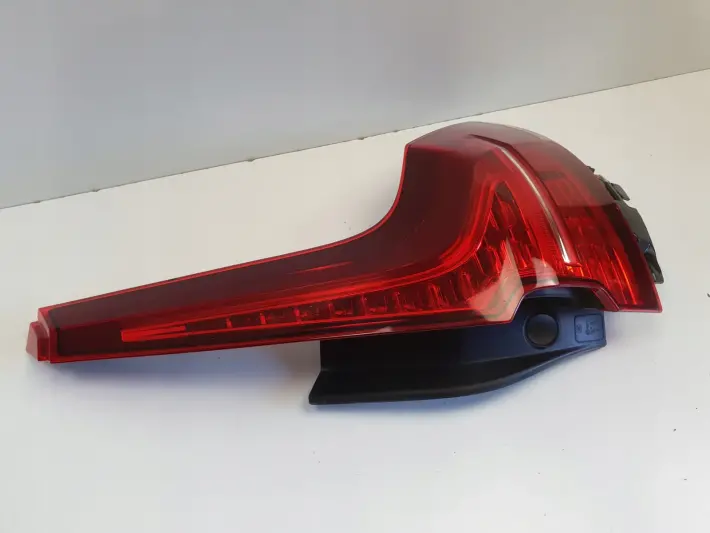 Volvo V60 II 18-24r TYLNIA TYLNA LAMPA PRAWA prawy tył 32291359