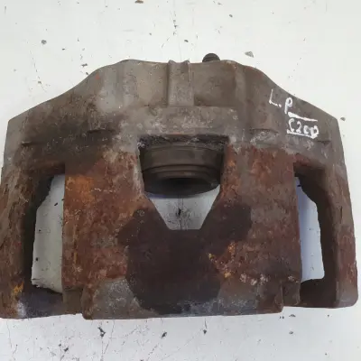 Volvo XC90 I PRZEDNI ZACISK HAMULCOWY lewy przód Kierowcy L.P 30657303 959