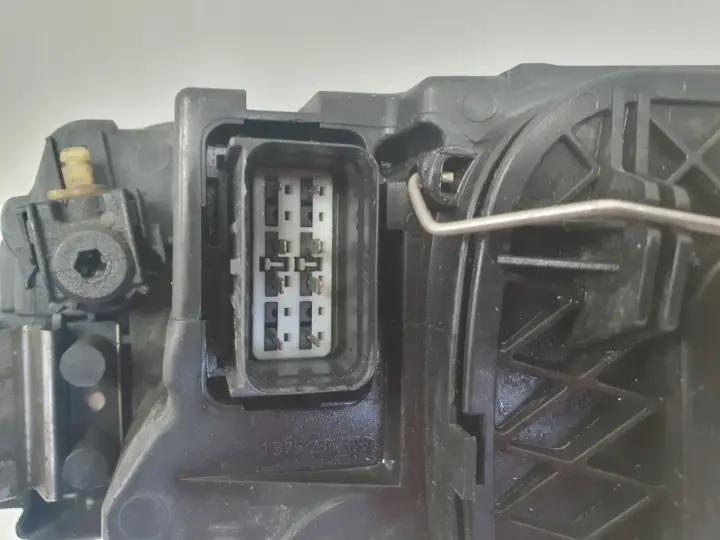 Volvo S40 II V50 LIFT PRZEDNIA LAMPA PRAWA prawy przód 0301237202 31265695