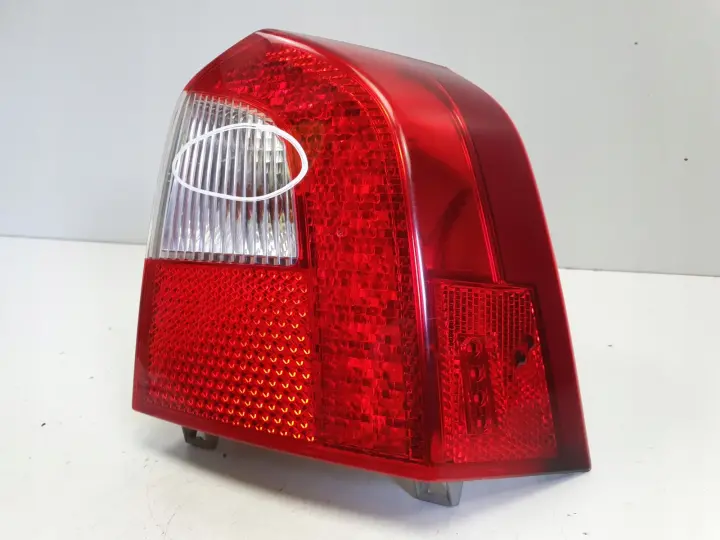 Volvo V70 III XC70 TYLNIA TYLNA LAMPA PRAWA prawy tył LED 30698984