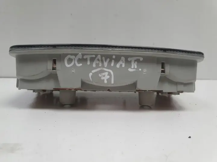 Skoda Octavia II lift LAMPKA OŚWIETLRNIA KABINY Wnętrza 3B0947105C