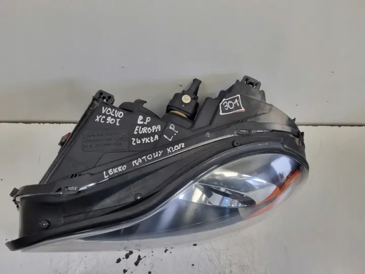 Volvo XC90 02-06r PRZEDNIA LAMPA LEWA lewy przód EUROPA 8620571