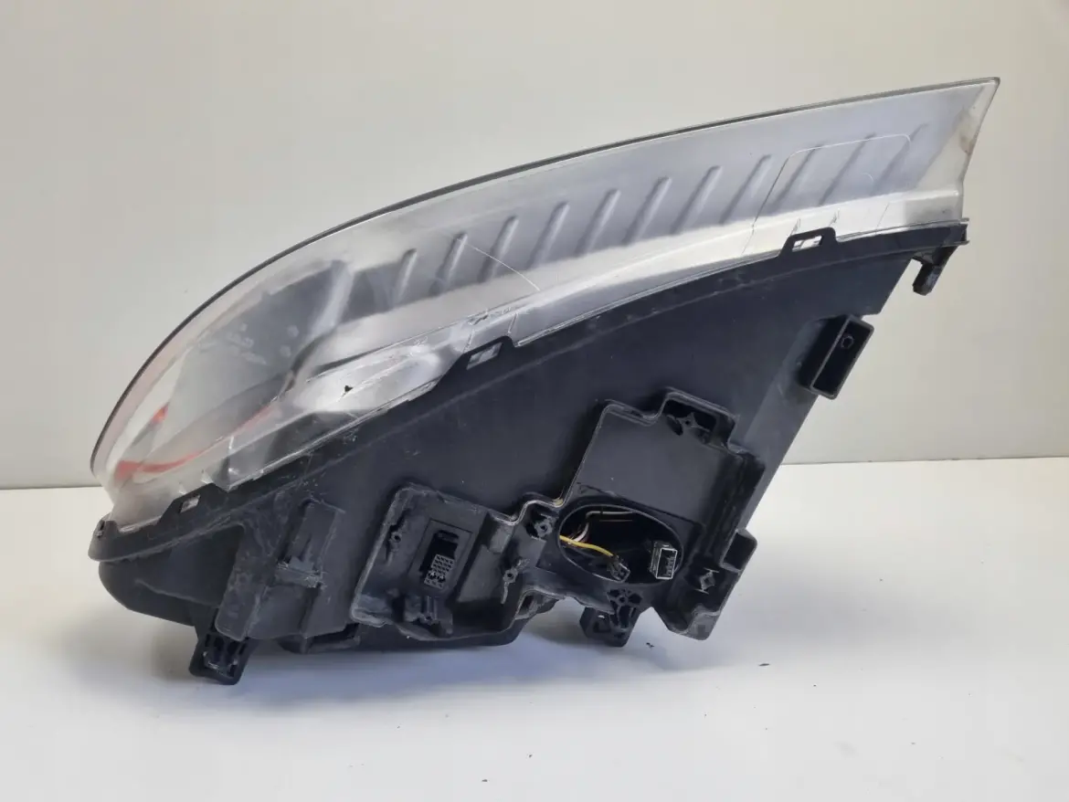 Volvo V70 III XC70 PRZEDNIA LAMPA PRAWA PRAWY PRZÓD XENON SKRĘTNY 31383541