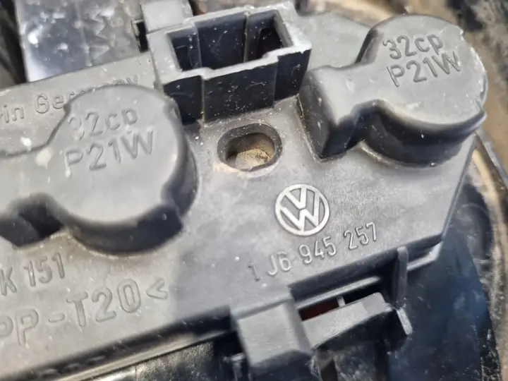 VW Golf IV TYLNIA TYLNA LAMPA PRAWA prawy tył HTB EUROPA DYMIONA CIEMNA