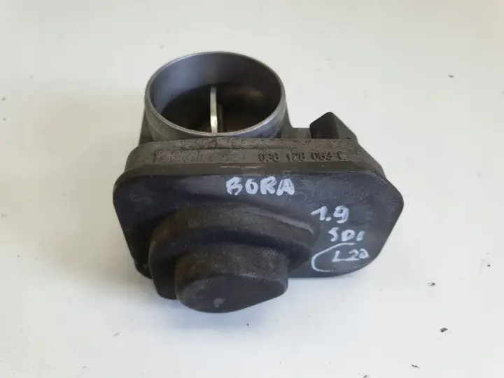 VW Bora 1.9 SDI PRZEPUSTNICA 038128063C