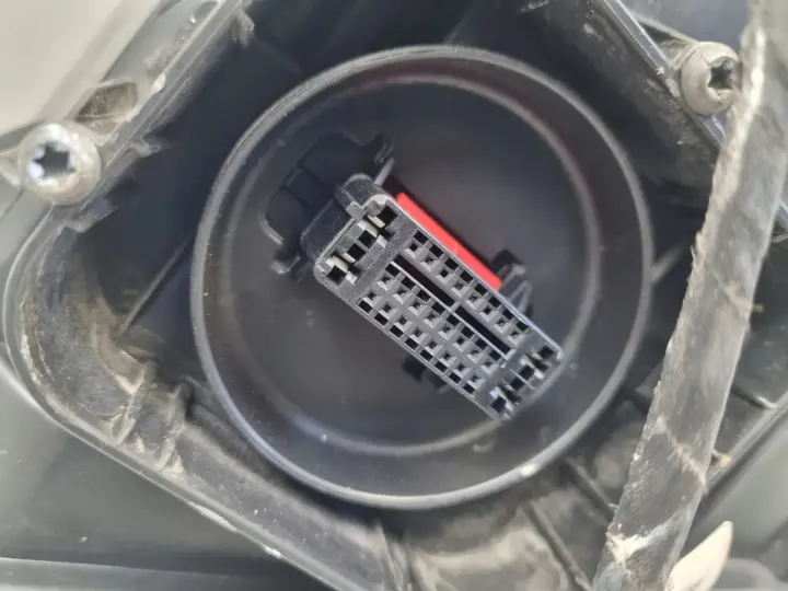 Volvo XC60 13-17r LIFT PRZEDNIA LAMPA PRAWA PRAWY PRZÓD LED europa 31420250