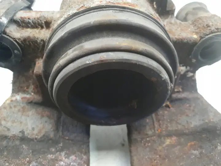 Volvo S60 II V60 I PRZEDNI ZACISK HAMULCOWY prawy przód pasażera 31471664