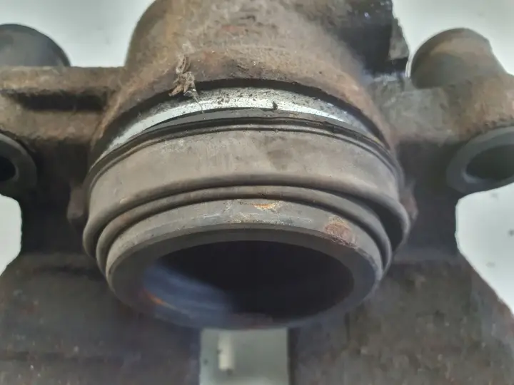 Volvo S60 II V60 I PRZEDNI ZACISK HAMULCOWY prawy przód pasażera 31471664