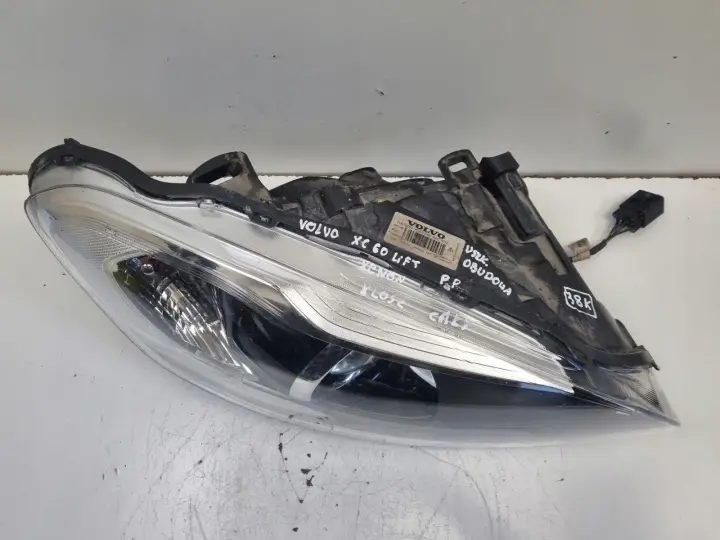Volvo XC60 13-17r LIFT PRZEDNIA LAMPA PRAWA PRAWY PRZÓD LED europa 31420250