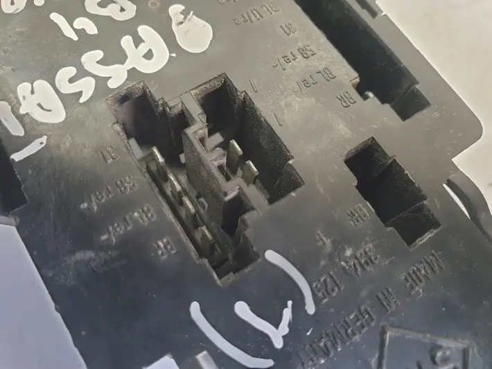 Passat B4 kombi WKŁAD TYLNEJ LAMPY Lewy tył kierowcy 3A9945257