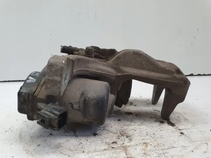 Toyota Corolla XII E21 TYLNY ZACISK HAMULCOWY lewy tył KIEROWCY A006B119B