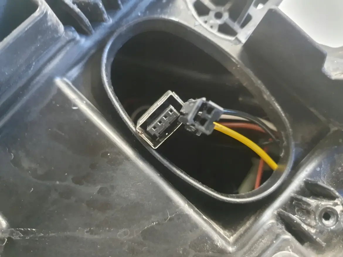 Volvo S80 II V70 III 06-16r PRZEDNIA LAMPA PRAWA PRAWY PRZÓD xenon 31214348