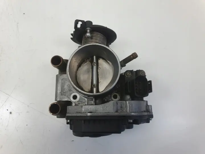 Audi A4 B5 1.8 20V PRZEPUSTNICA 058133063