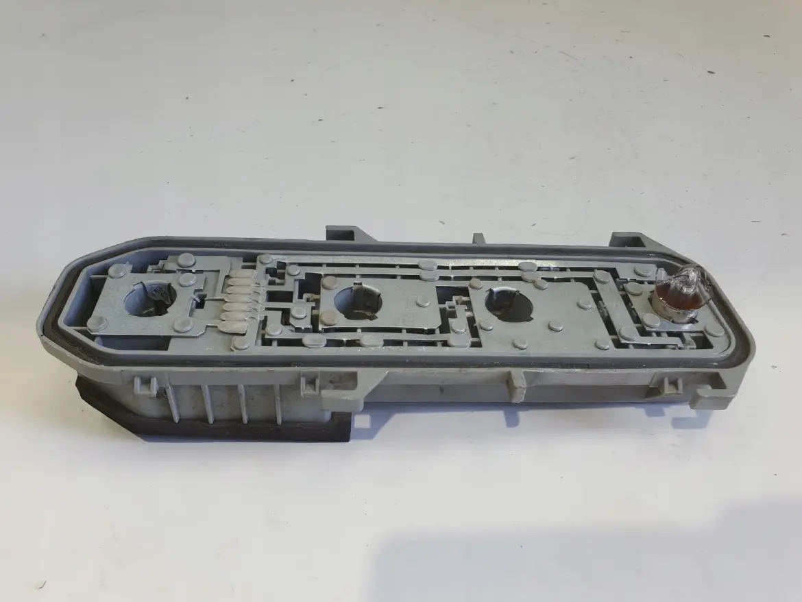 Renault Clio II lift WKŁAD TYLNEJ LAMPY Prawy tył pasażera X65PH2-REN