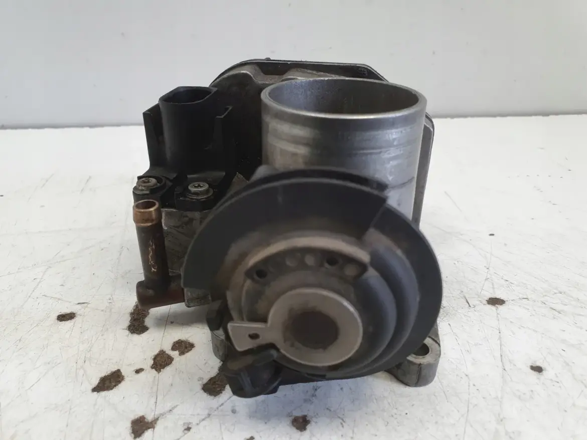 VW Bora 1.4 16V PRZEPUSTNICA 030133064F