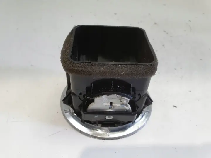 Opel Corsa D PRAWA PRZEDNIA KRATKA NAWIEWU Przód pasażera 13232193