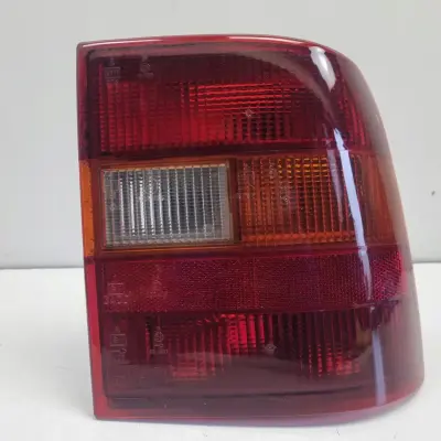 Opel Vectra A sedan 88-92r TYLNIA TYLNA LAMPA PRAWA prawy tył