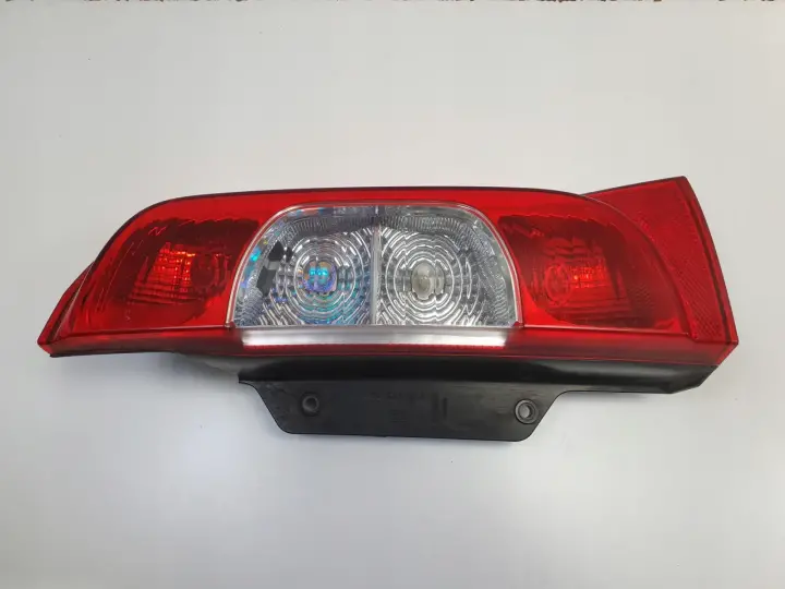 FIAT FIORINO NEMO BIPPER TYLNIA TYLNA LAMPA PRAWA prawy tył 01353205080E