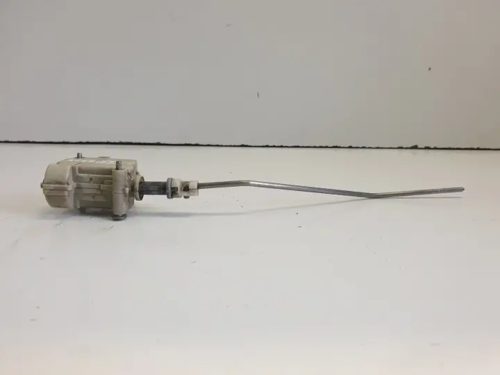 Audi A6 C6 SIŁOWNIK KLAPAKI WLEWU PALIWA 4F0862153