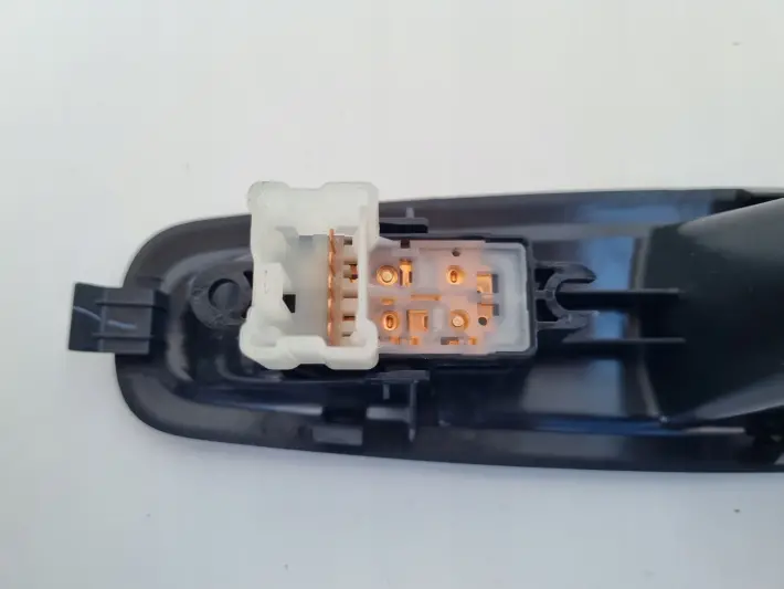 Renault Kadjar PRZEŁĄCZNIK SZYBY PANEL prawy tył PASAŻERA 829508687R