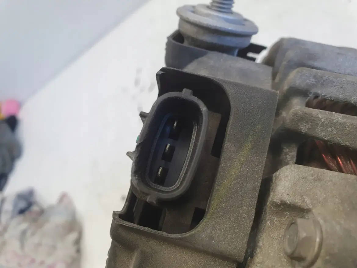 Renault Koleos 2.5 16V ALTERNATOR 110A 23100-JA02A valeo