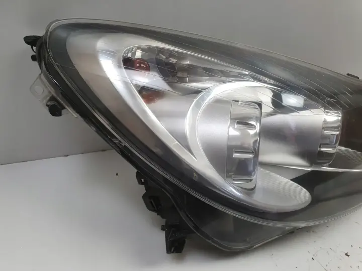 Opel Corsa D PRZEDNIA LAMPA PRAWA prawy przód anglik Ciemny klosz 13217456