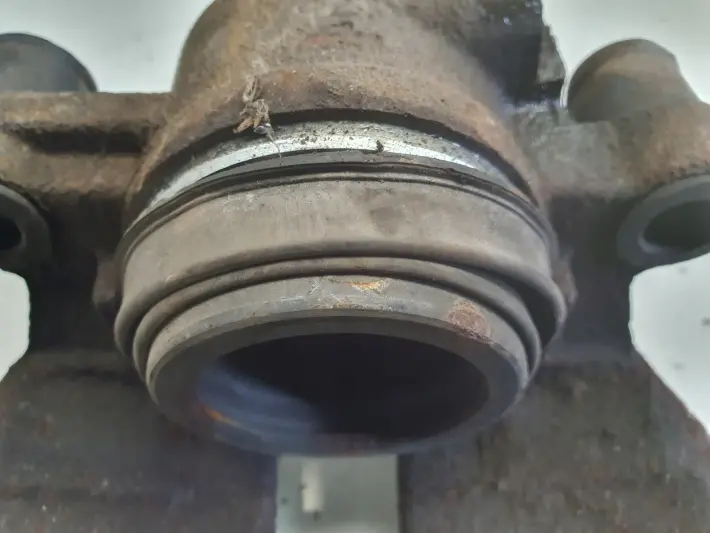 Volvo S60 II V60 I PRZEDNI ZACISK HAMULCOWY prawy przód pasażera 31471664