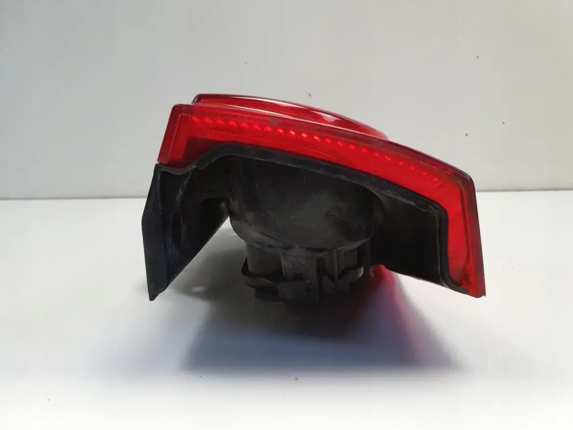 FIAT FIORINO NEMO BIPPER TYLNIA TYLNA LAMPA PRAWA prawy tył 01353205080E