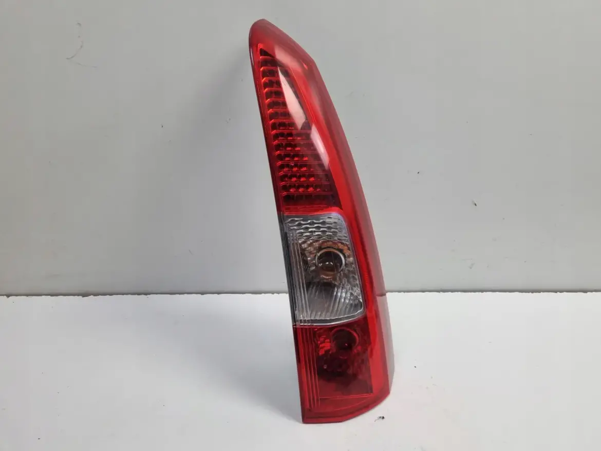 Volvo V70 II XC70 I LIFT 05-07r TYLNIA TYLNA LAMPA PRAWA prawy tył pasażera