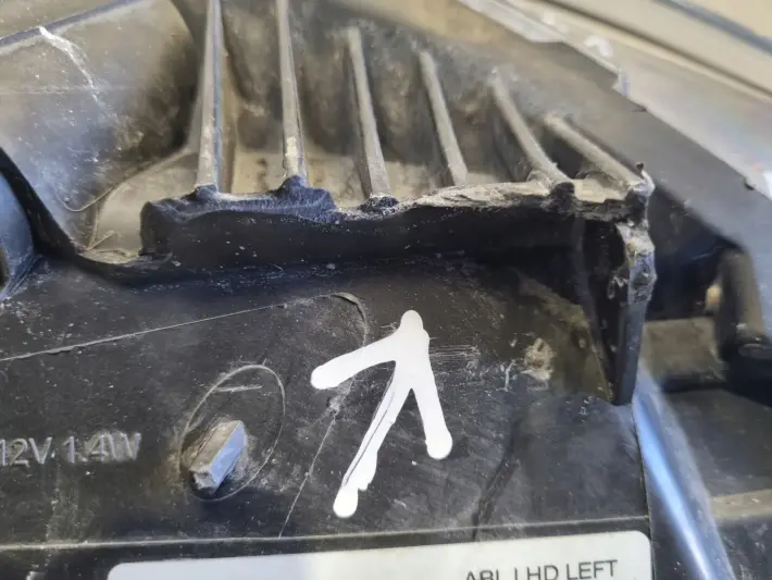 Volvo V40 II 12-16r PRZEDNIA LAMPA LEWA lewy przód EUROPA XENON 31420007