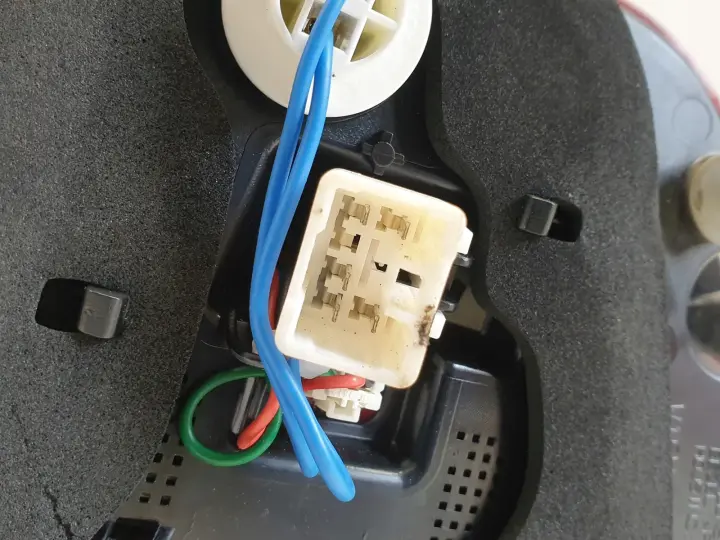 Kia Carens IV TYLNA LAMPA LEWA tył W KLAPE LED