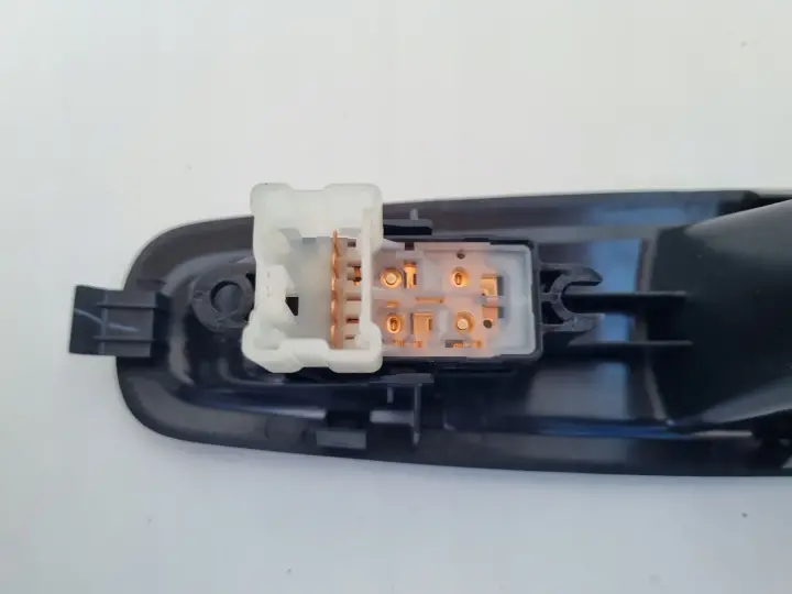 Renault Kadjar PRZEŁĄCZNIK SZYBY PANEL prawy tył PASAŻERA 829508687R