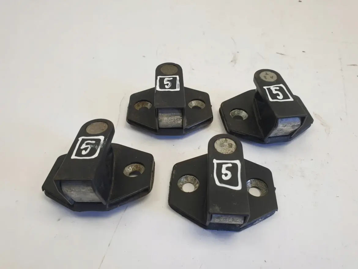 BMW E38 RYGIEL ZAMKA DRZWI 8150084