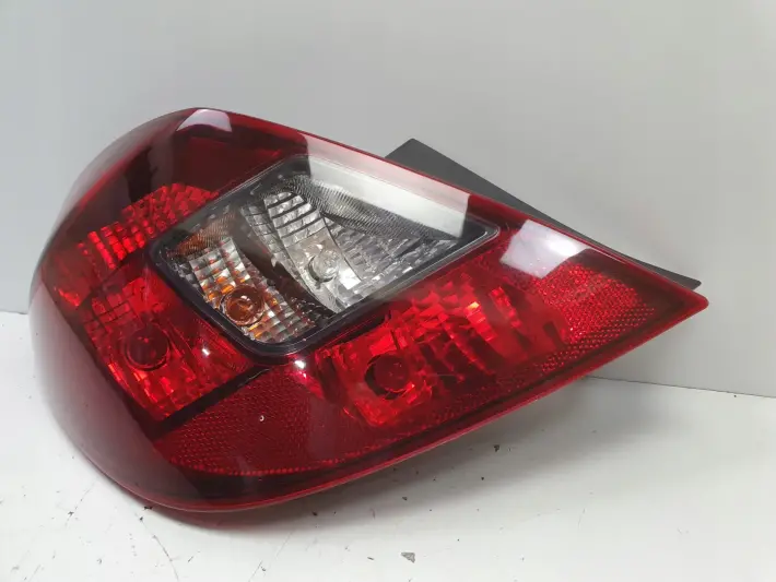 Opel Corsa D 5 drzwi TYLNA LAMPA LEWA lewy tył kierowcy Dymiona