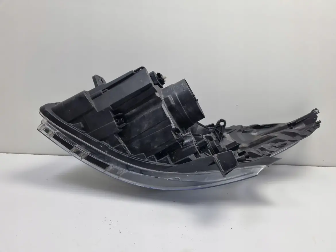 Renault Trafic III 14-19r PRZEDNIA LAMPA PRAWA PRAWY PRZÓD 260109424R