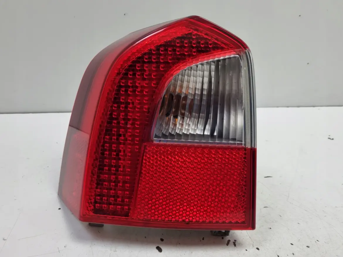 Volvo V70 III XC70 TYLNIA TYLNA LAMPA LEWA lewy tył LED 31395072