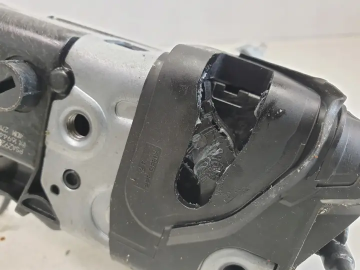 Opel Corsa F ZAMEK DRZWI prawy przód PASAŻERA