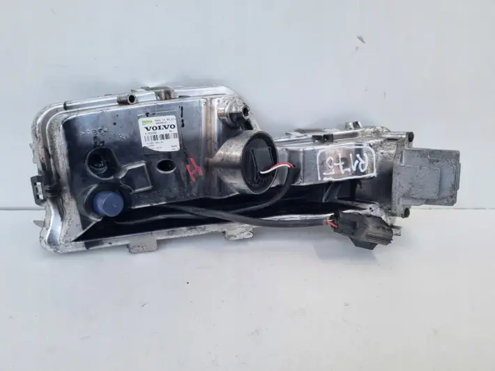 Volvo S60 II V60 LIFT PRZEDNI HALOGEN PRAWY PRZÓD pasażera LED DRL 31353290