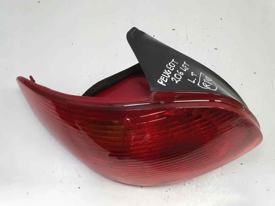 Peugeot 206 lift 03-09r TYLNA LAMPA LEWA lewy tył kierowcy