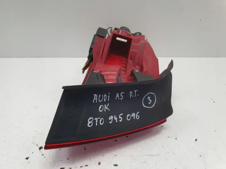 Audi A5 8T TYLNIA TYLNA LAMPA PRAWA prawy tył pasażera 8T0945096