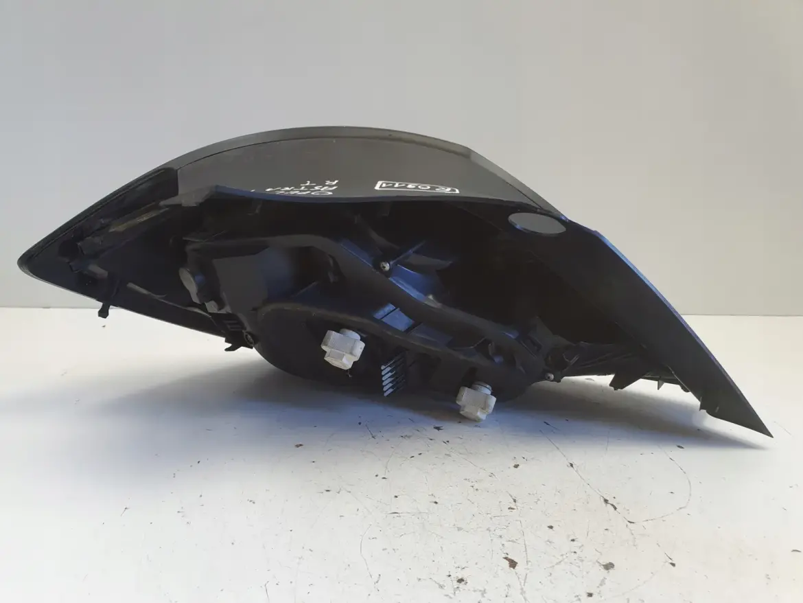 Opel Astra H III lift HB 06-10r TYLNA LAMPA PRAWA prawy tył 13222325