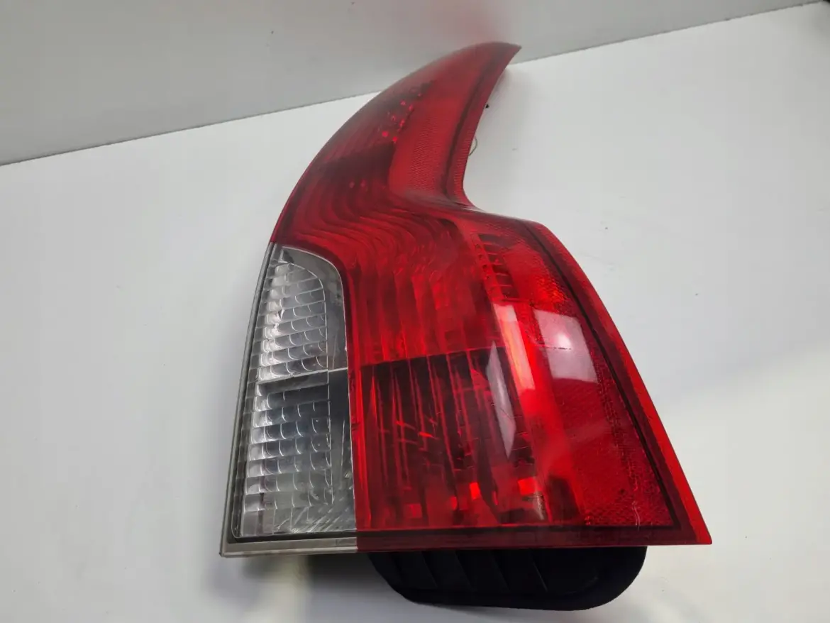 Volvo V50 KOMBI 07-12r LIFT TYLNIA TYLNA LAMPA PRAWA prawy tył