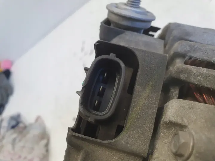 Renault Koleos 2.5 16V ALTERNATOR 110A 23100-JA02A valeo