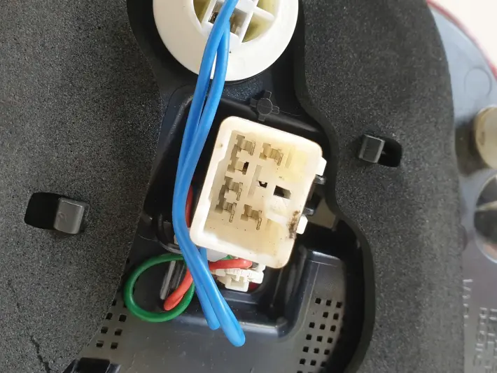 Kia Carens IV TYLNA LAMPA LEWA tył W KLAPE LED