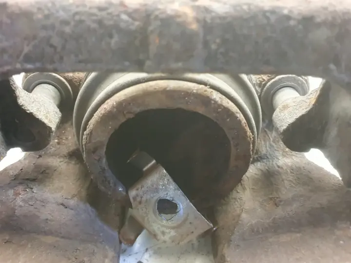 Volvo S60 I V70 II PRZEDNI ZACISK HAMULCOWY lewy przód kierowcy 829