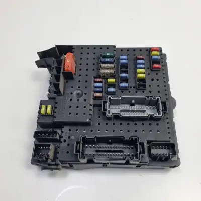 Volvo S60 I XC70 I V70 II 2.4 D5 SKRZYNKA BEZPIECZNIKÓW 30728512