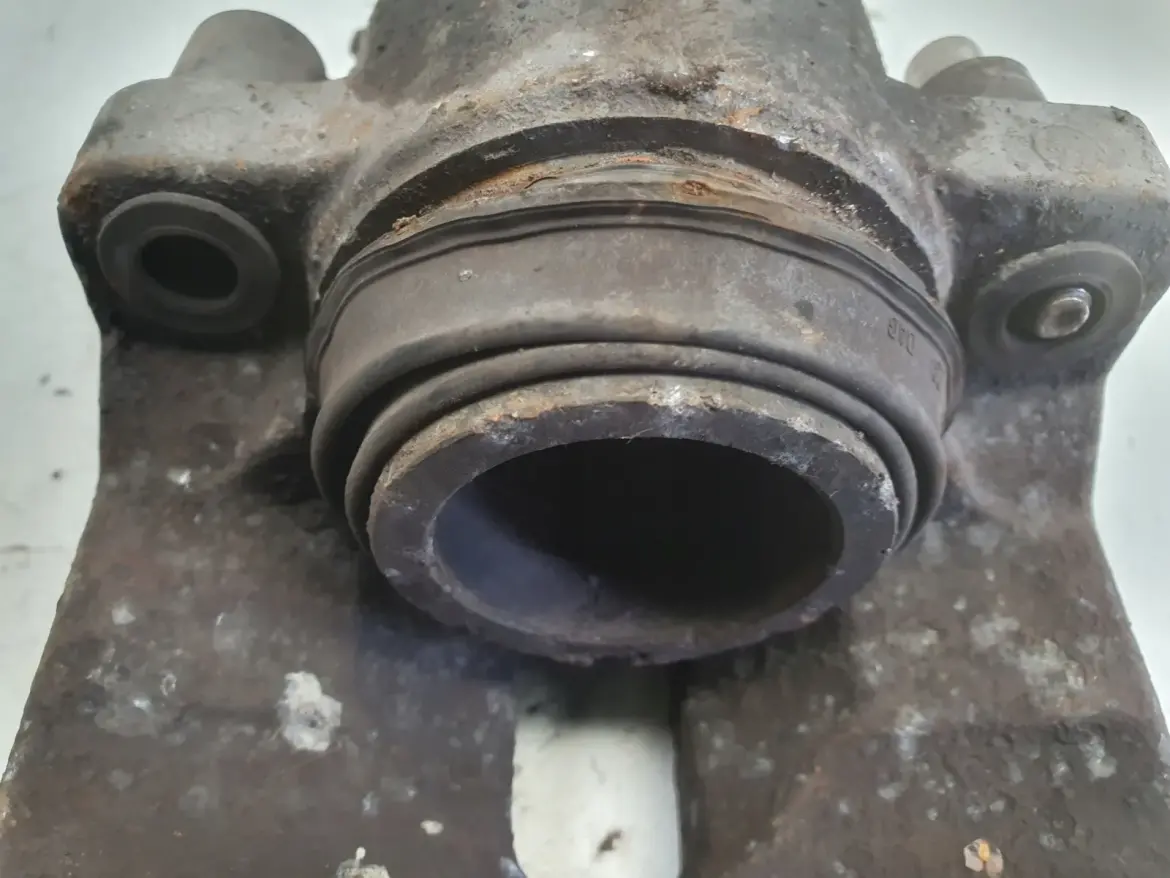 BMW E39 PRZEDNI ZACISK HAMULCOWY lewy przód kierowcy
