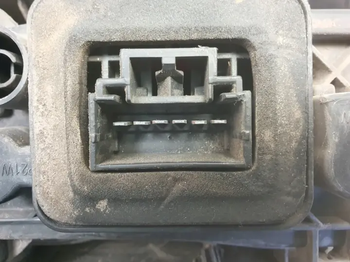 FIAT FIORINO NEMO BIPPER TYLNIA TYLNA LAMPA PRAWA prawy tył 01353205080E