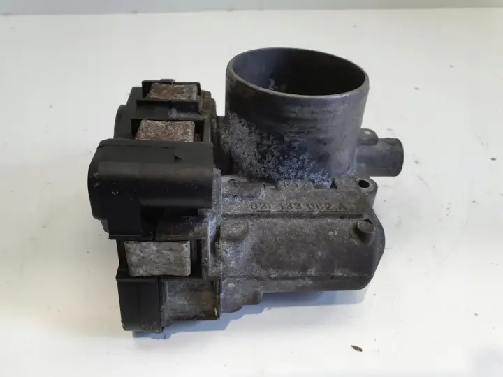 Audi A3 II 8P 1.6 FSI PRZEPUSTNICA 03C133062A
