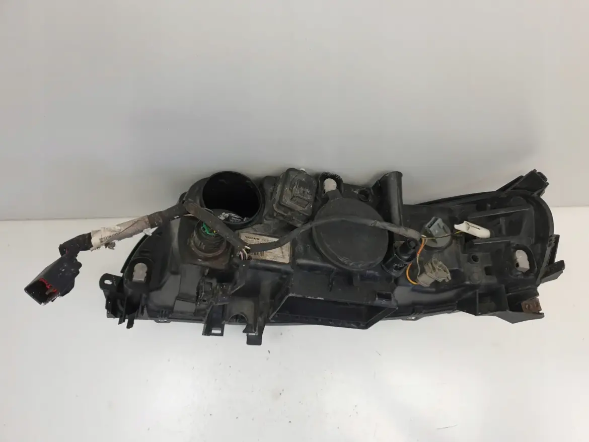 Volvo S60 I V70 II LIFT PRZEDNIA LAMPA PRAWA przód
